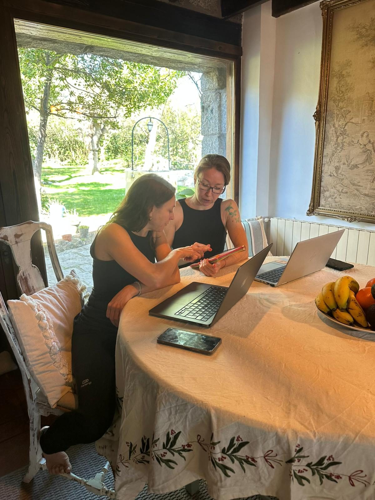 Alejandra y Maria trabajando
